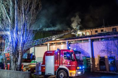 Waiblingen: Containerbrand breitet sich auf Buergerhaus aus - Grosseinsatz von mehreren Feuerwehren
